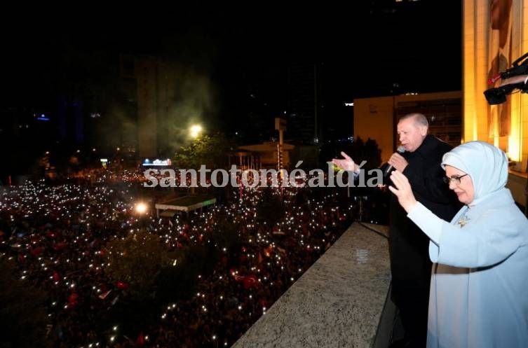 El presidente turco Tayyip Erdogan, acompañado de su esposa Emine Erdogan.