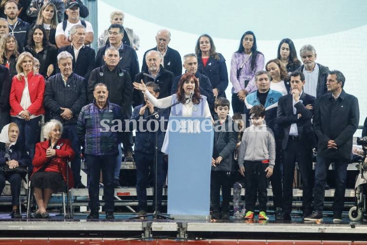 Sin definición de candidaturas, Cristina Kirchner colmó la Plaza de Mayo y pidió renovar el pacto democrático