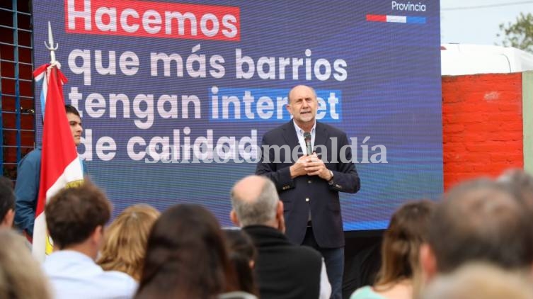 Perotti presentó en Santa Fe el servicio de wifi libre para establecimientos educativos. (Foto: GSF)