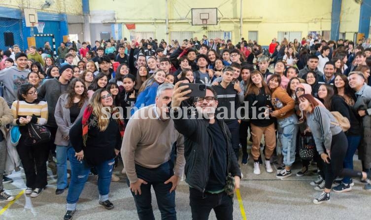 Exitosa charla de Gastón Pauls sobre prevención de adicciones
