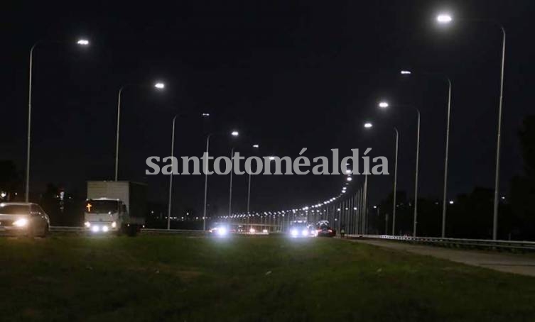 Delincuentes dejaron escombros en la autopista y asaltaron a varios automovilistas.