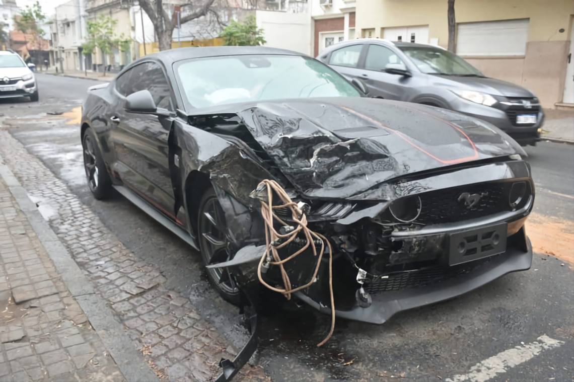 Es de Santo Tomé el hombre que manejaba un Mustang y chocó tres autos en la recoleta santafesina