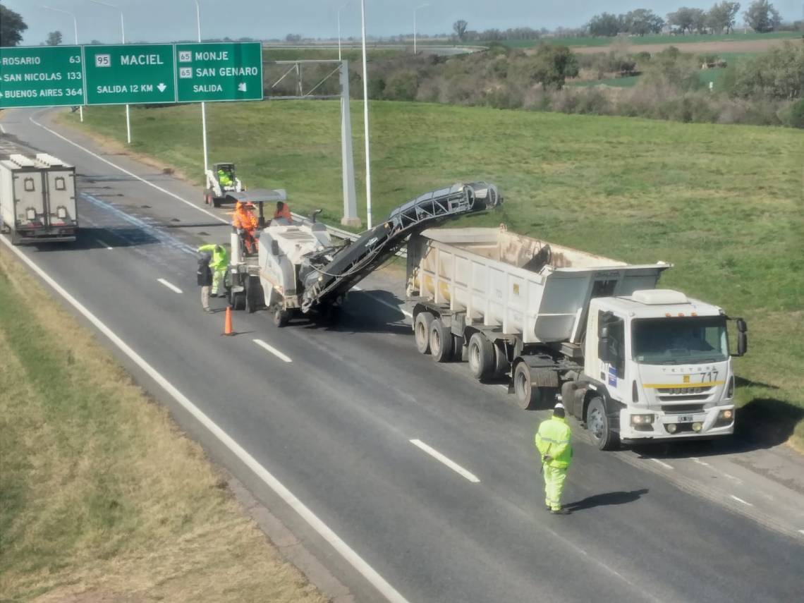 Continúa la reparación de la calzada de la Autopista Rosario-Santa Fe
