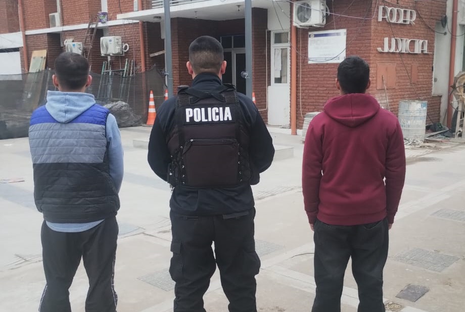 Detuvieron a dos personas y secuestraron un arma blanca