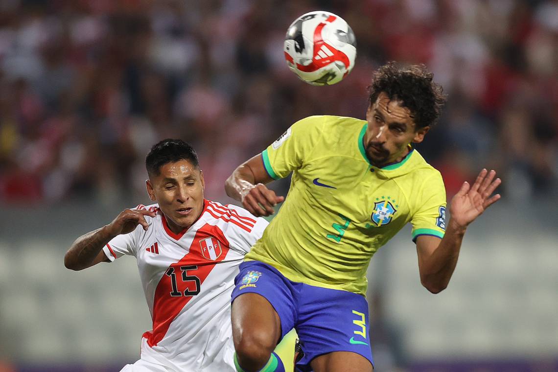 Brasil le ganó sobre la hora a Perú y alcanzó a Argentina en el primer puesto de las Eliminatorias