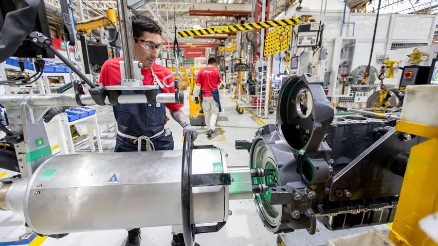 Industria: la UIA anticipó una nueva caída mensual en agosto y el sector espera repunte recién desde fines de 2025