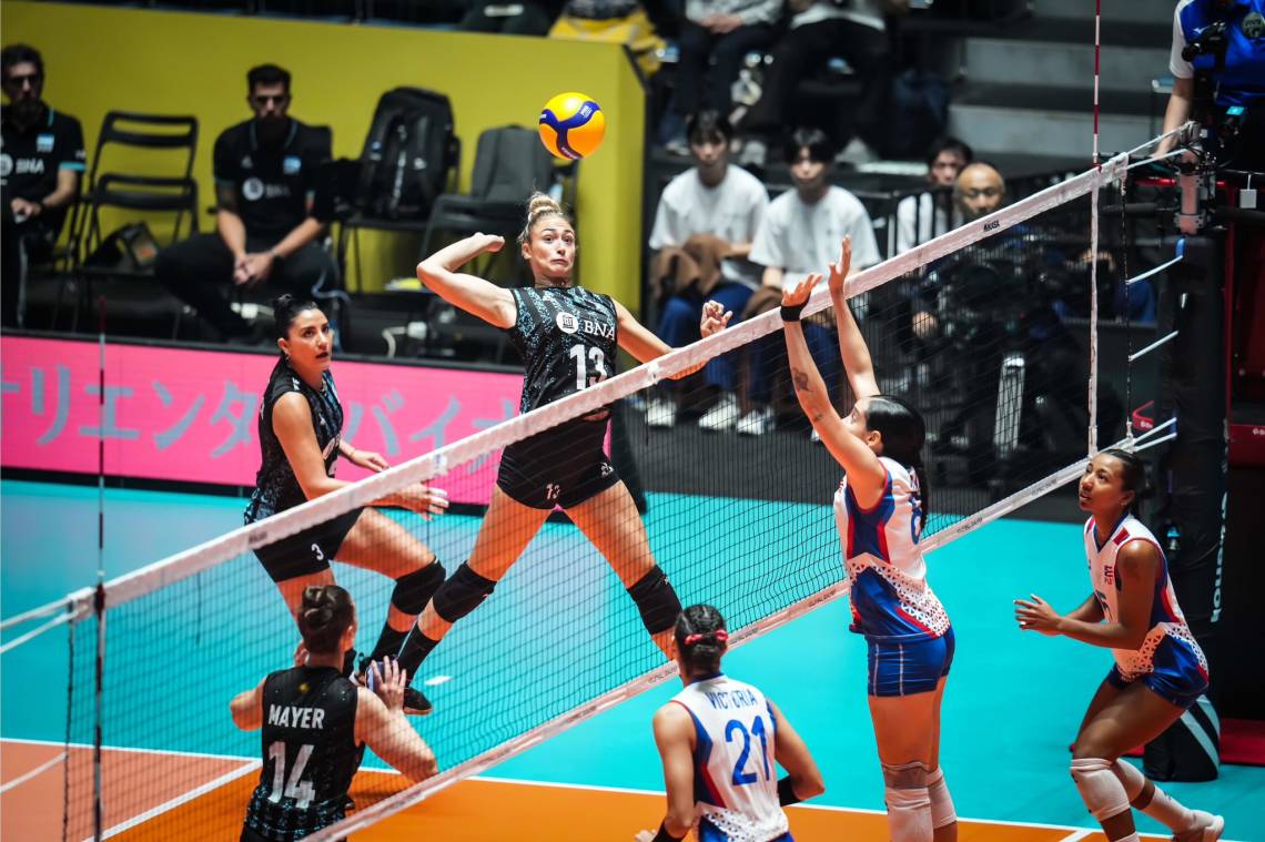 Este sábado, desde la 1 (hora argentina), Argentina disputará el sexto partido de la competencia, que será frente a Bulgaria.  (Foto: @Voley_FeVA)