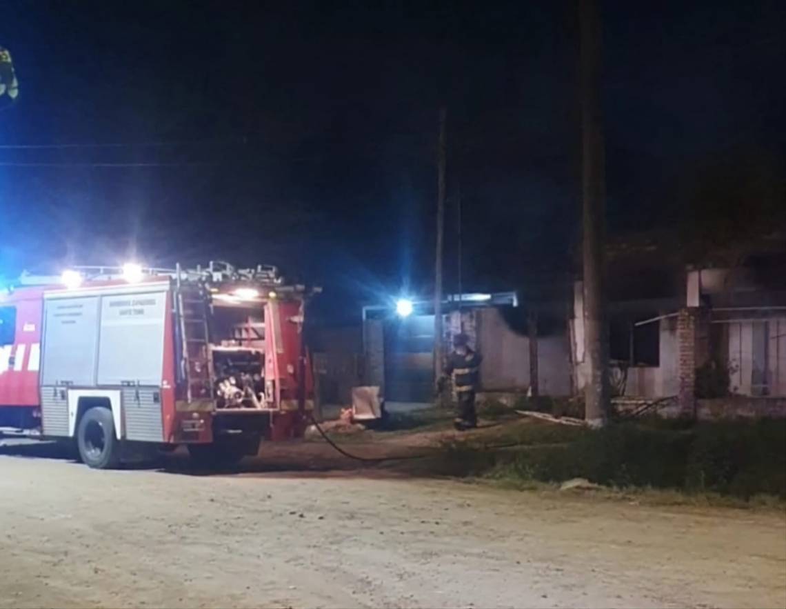 Cerca de las 10 de la noche, los bomberos lograron apagar el fuego.