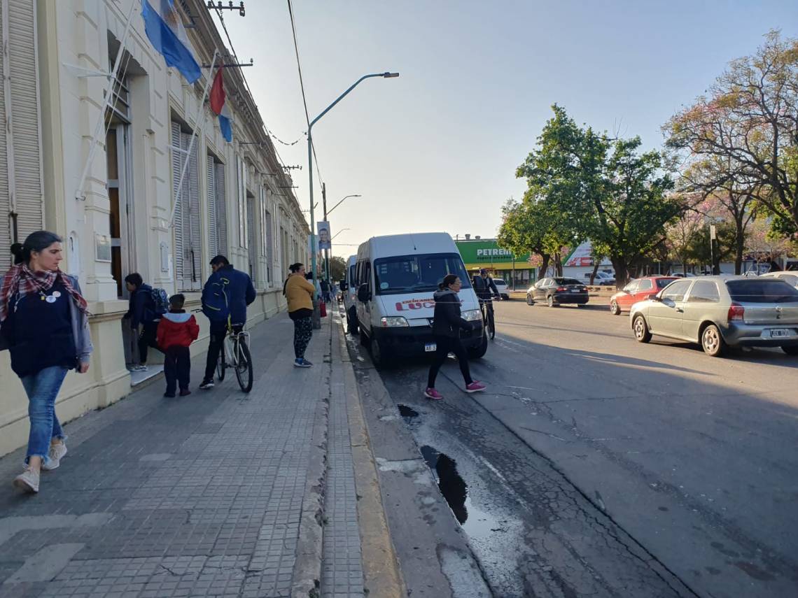 Reclaman controles en el horario de la salida de los establecimientos educativos