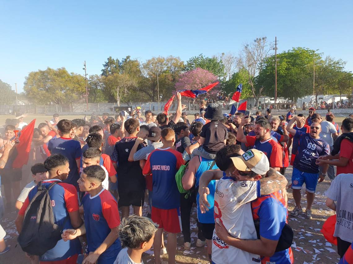 El festejo de los jugadores y el público, al finalizar el partido. (Foto: STD)