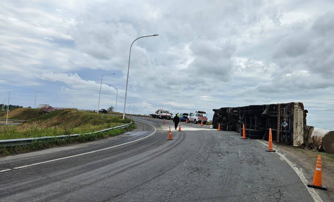 Volcó un camión en un puente de la autopista Santa Fe - Rosario a la altura del ingreso a nuestra ciudad 