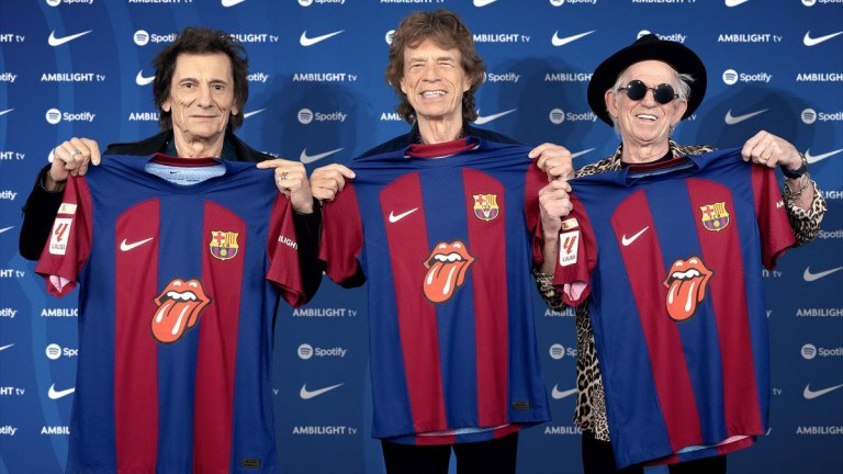 Los Rolling Stone posan con la camiseta del Barcelona.
