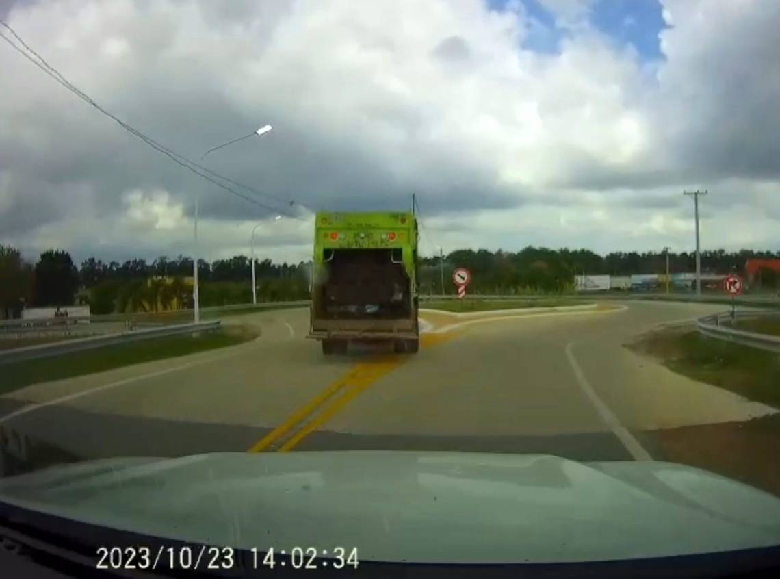 Peligrosa maniobra de un camión recolector de la Municipalidad en el distribuidor vial de la autopista