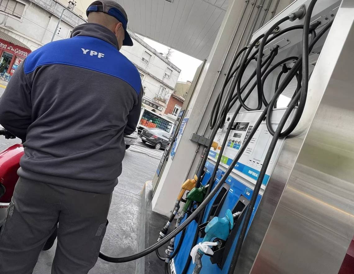 Advierten que la escasez de combustibles se puede extender por varias semanas
