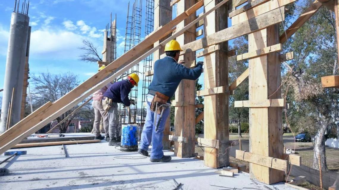 El empleo registrado del sector privado creció por primera vez en 11 meses y el Gobierno se lo atribuye a la reforma laboral