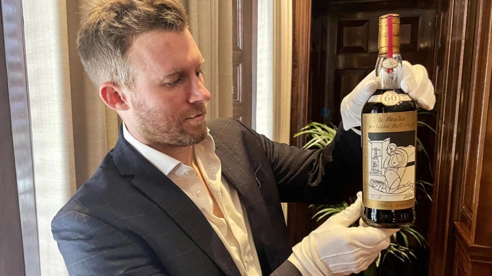 Pagaron 2,7 millones de dólares por una botella de whisky destilada en 1926