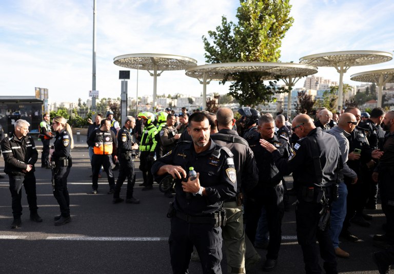 Agentes israelíes trabajan en el lugar del violento ataque en Jerusalén.  (Foto: Reuters)