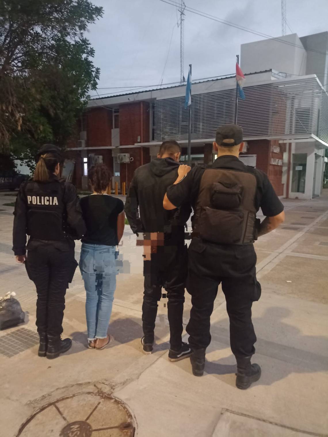 Detuvieron a una pareja que había robado indumentaria y una rueda