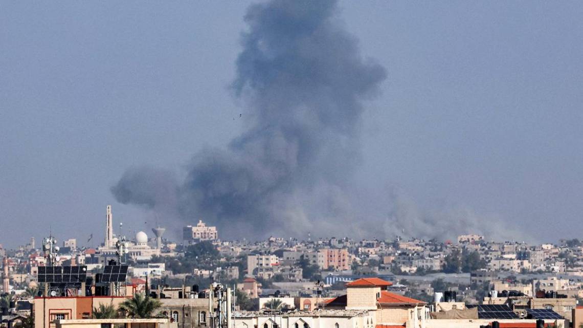  Médicos Sin Frontera ya atendió a 1.800 paciente en siete días en un solo hospital de Gaza; más de la mitad de los pacientes eran desplazados por el conflicto y uno de cada cinco eran menores de cinco años. (Foto: AFP).