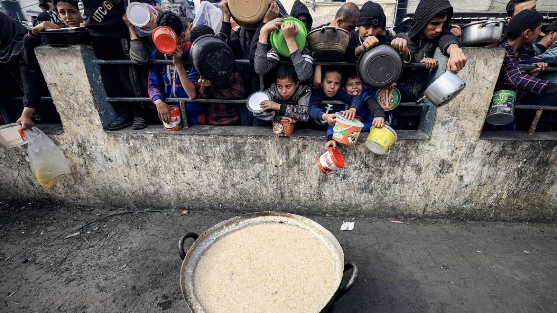 Siguen los bombardeos israelíes en Gaza mientras se espera la ayuda humanitaria. (Foto: AFP)