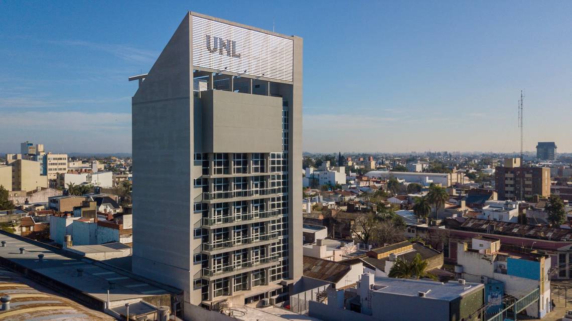 El edificio ETICA de la UNL, donde funciona radio LT10. 