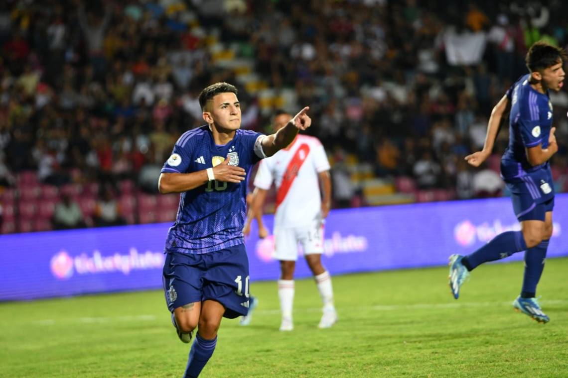 Thiago Almada celebra el primer gol del paertido. (Foto: Argentina)