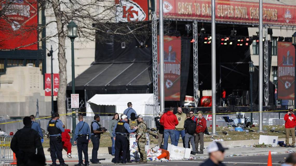 El tiroteo en el desfile del Super Bowl dejó al menos un muerto y 21 heridos