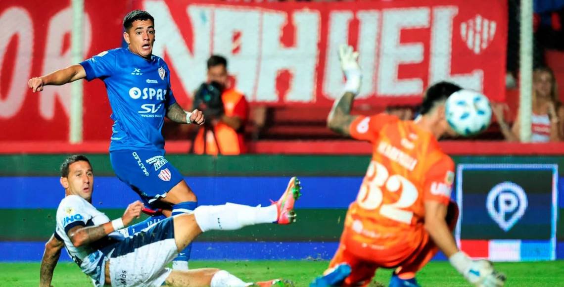 Morales ya definió y, con ayuda del arquero, será el 1-0 para Unión. (Foto: NA)