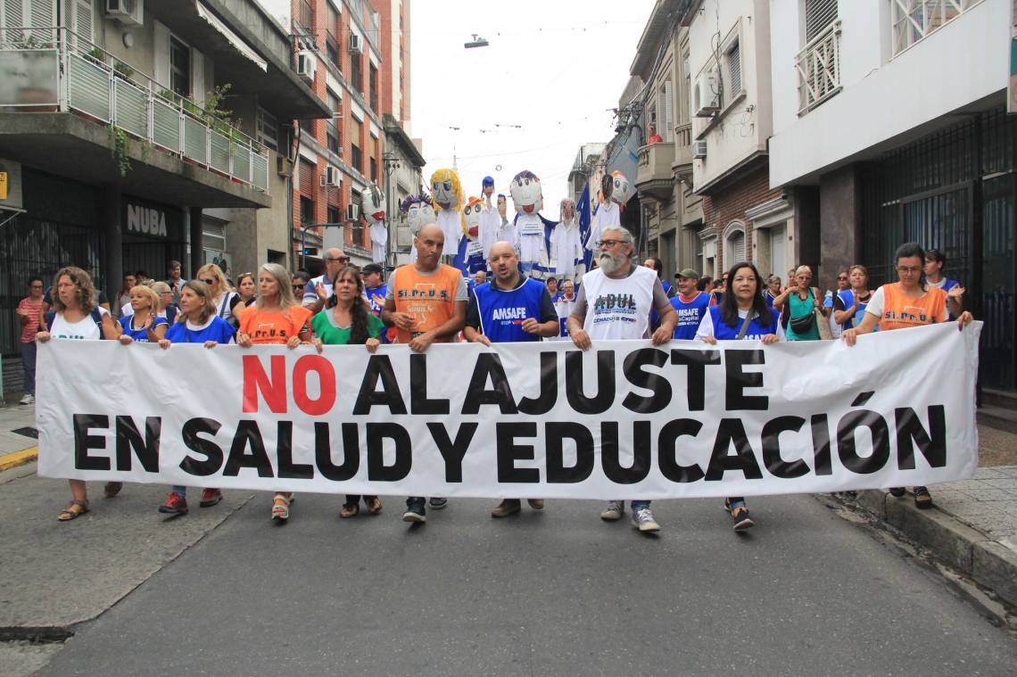 Docentes cumplen el segundo día de paro en todas las escuelas de la provincia