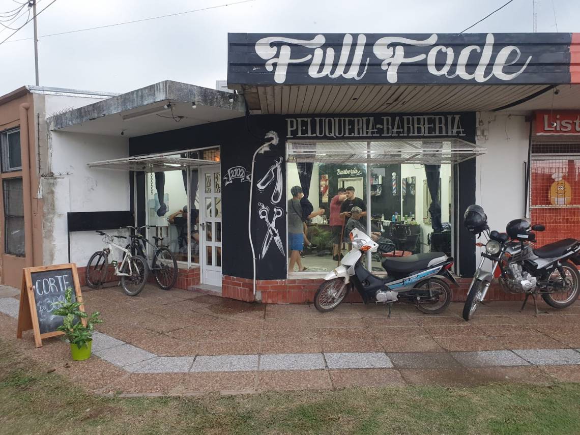 La peluquería y barbería está en la esquina de Balcarce e Hipólito Irigiyen. (Foto: STD)