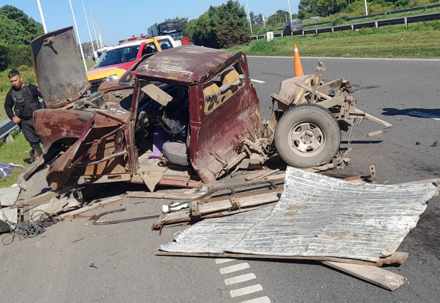 El Rastrojero quedó prácticamente destruido tras el choque. 