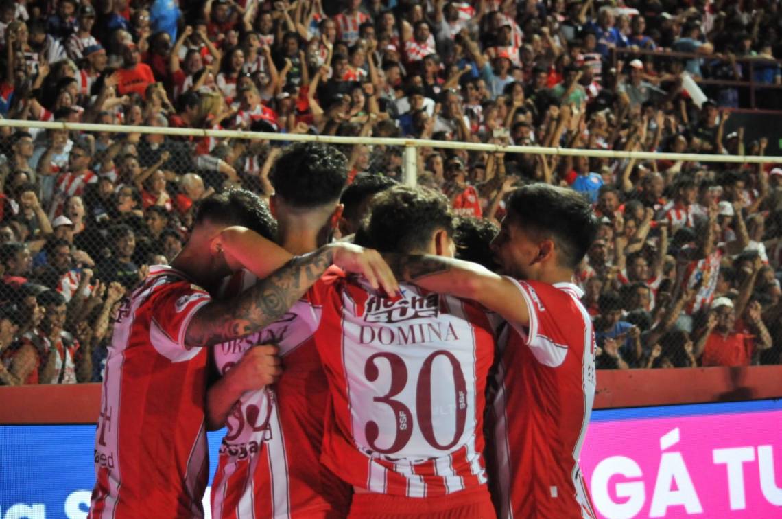 Todos abrazan a Corvalán, el autor del gol de la victoria. (Foto: Unión)