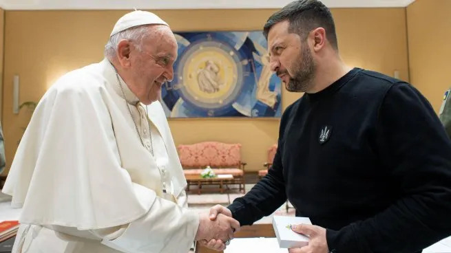 Francisco junto a Volodímir Zelenski. (Foto: Washington Post)