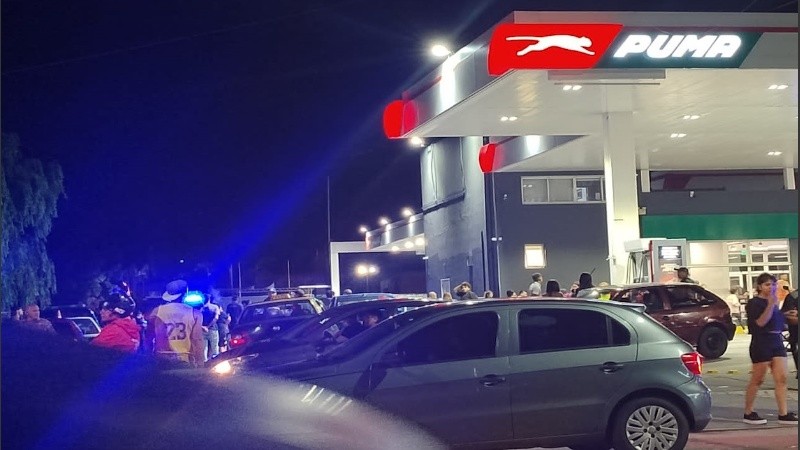 Terror en Rosario: asesinaron a un playero de una estación de servicio y dejaron una nota contra el gobernador