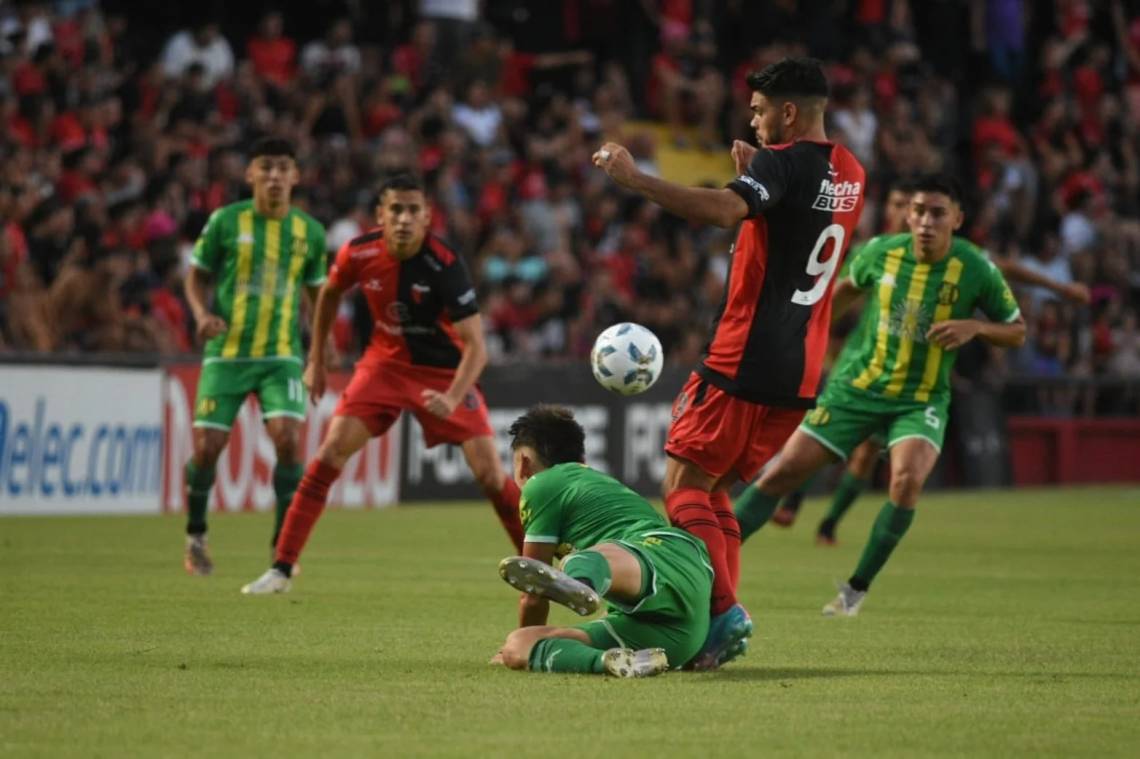 Colón igualó 1 a 1 con Aldosivi. (Foto: Manuel Fabatía - El Litoral)