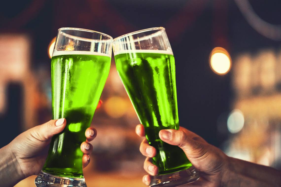 La mejor cerveza verde se elabora con colorante azul para alimentos. (Crédito: jeka1984)