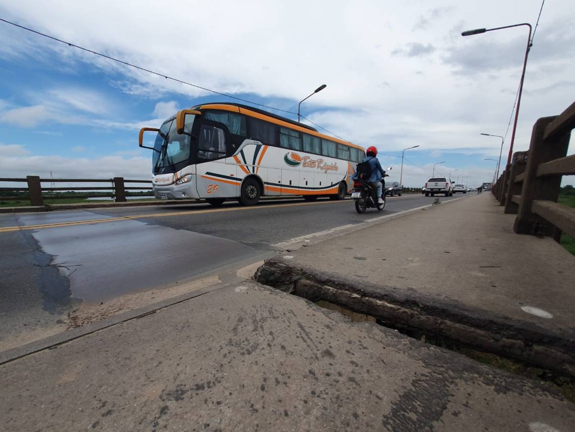 La situación del puente Carretero preocupa a los miles de ciudadanos que lo transitan día a día. (Foto: STD)