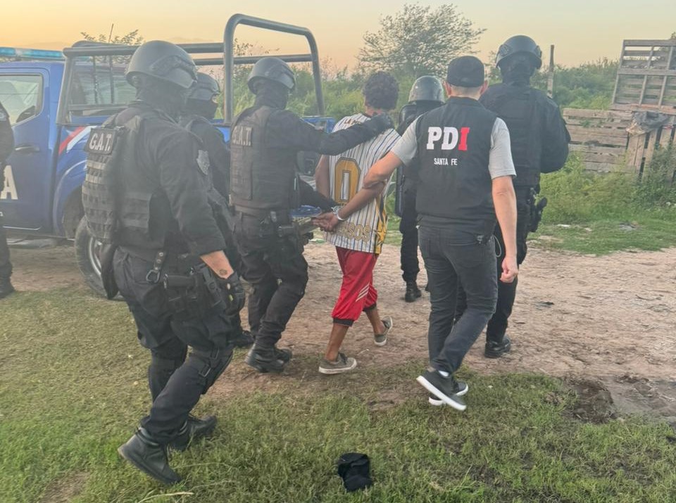 Uno de los detenidos, trasladado por personal policial. (Foto: Prensa PDI)