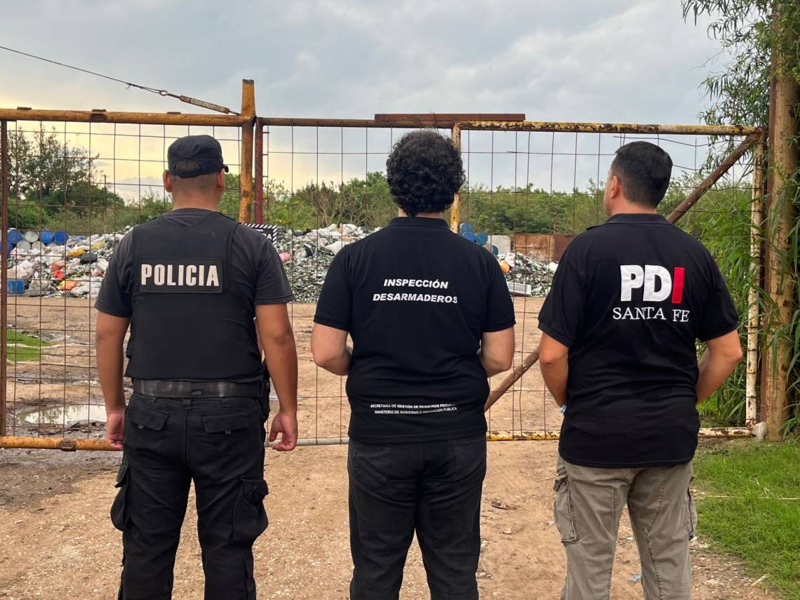 Perdonal del Registro de Desarmaderos, junto a agentes de la URI y la PDI. 