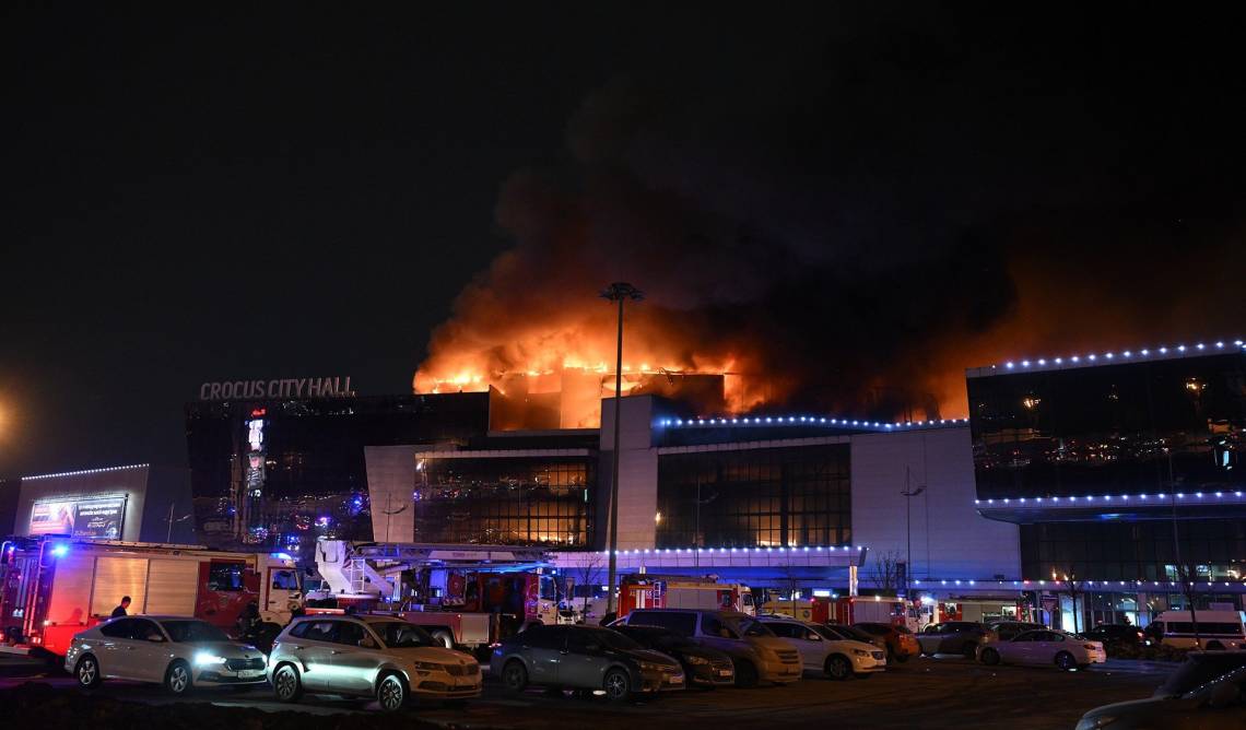 De acuerdo con primeros informes, personas vestidas con ropa de camuflaje abrieron fuego en la gran sala de conciertos Crocus City Hall. (Foto: X)