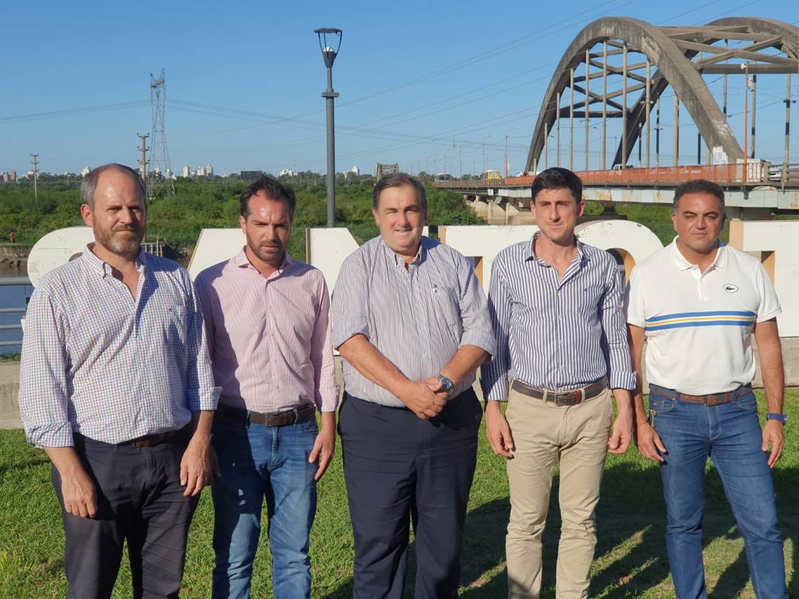 Los funcionarios, junto al puente Carretero. (Foto: STD)