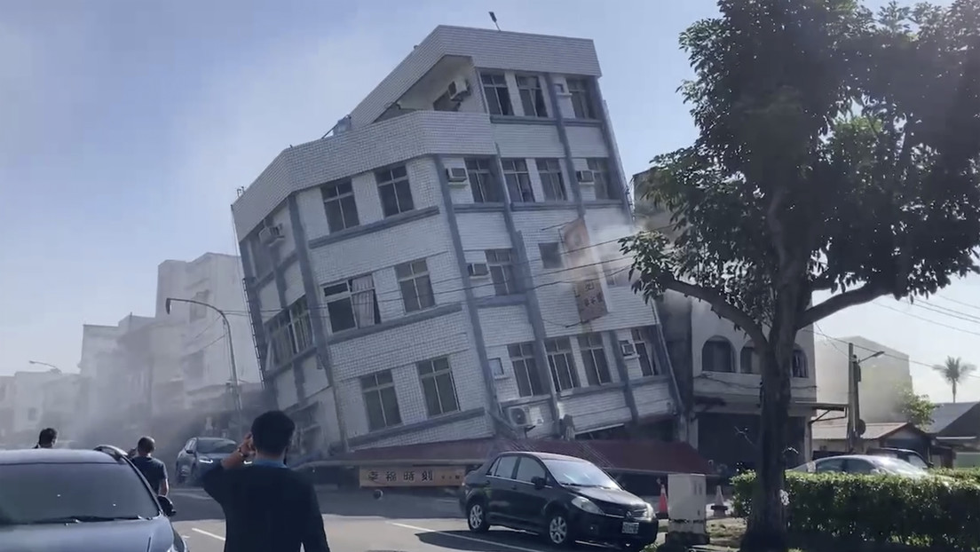 Un edificio parcialmente derrumbado en Hualien, Taiwán. (Crédito: TVBS via AP / AP)