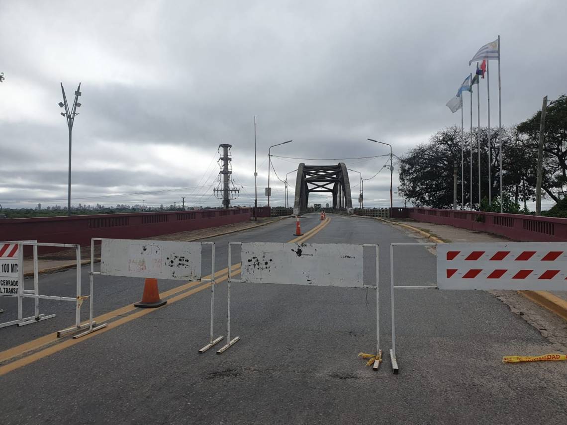 Motos y bibicletas pueden cruzar el Puente Carretero mientras se instala la estructura Bailey