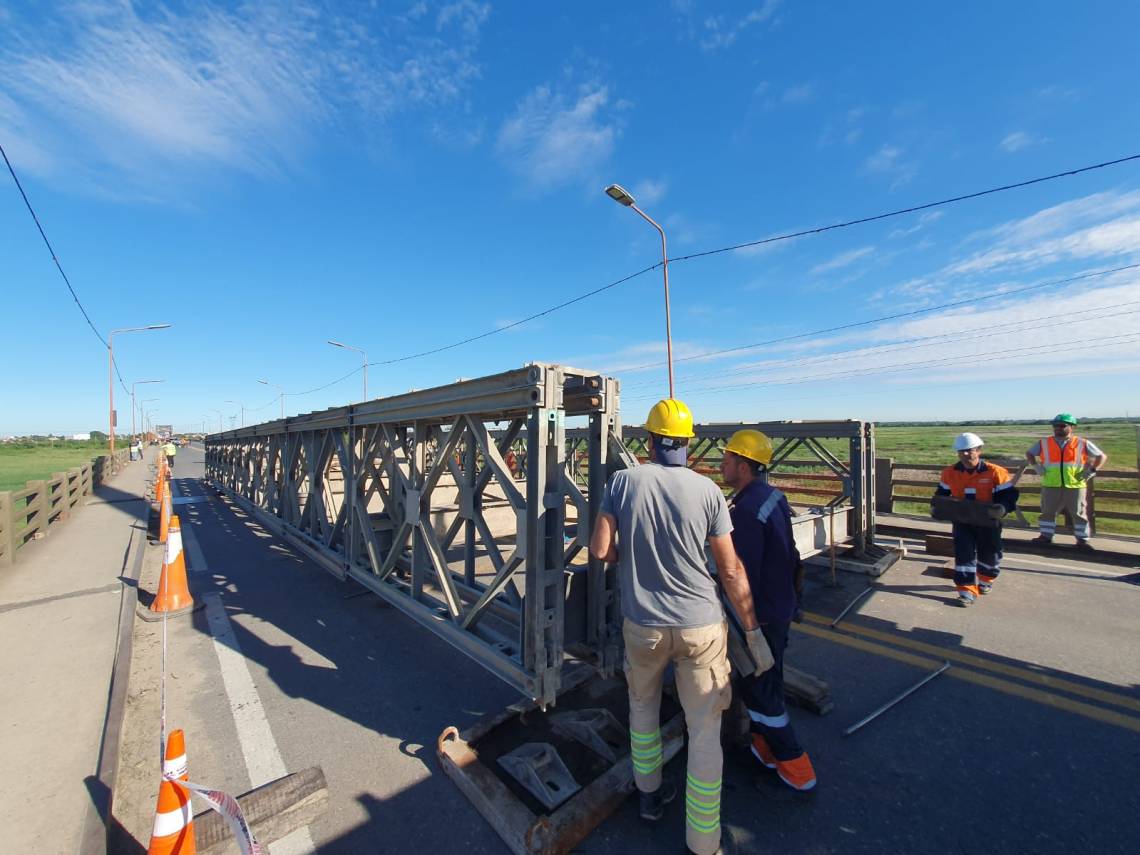 Etapa final en la instalación del puente Bailey sobre el puente Carretero