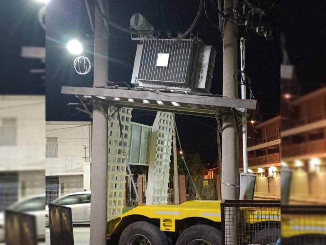 Un camión chocó contra un transformador y dejó sin luz a buena parte de la ciudad