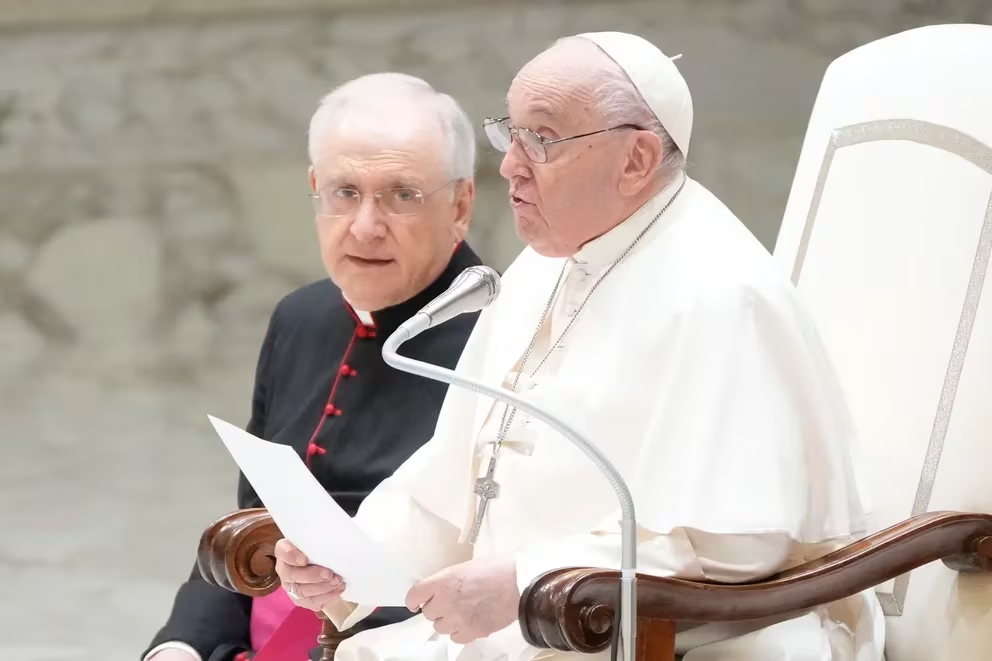 El papa Francisco se reúne con voluntarios de la Cruz Roja Italiana en la sala Pablo VI en el Vaticano. (Crédito: AP / Gregorio Borgia)