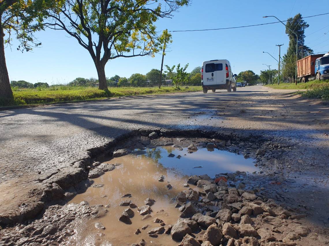 Uno de los tantos baches de 12 de Septiembre, en la esquina de 4 de Enero. (Foto: STD)