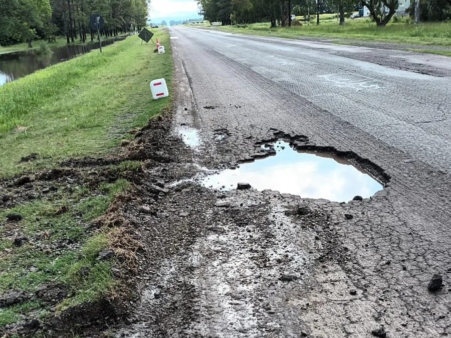 Sin demarcación y con baches muy peligrosos, así está la Ruta 11. 