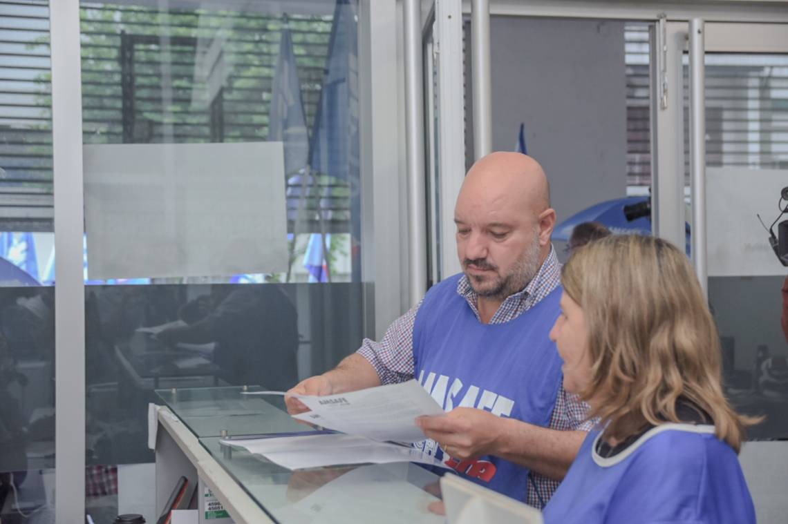 Alonso, al formalizar la presentación ante el Ministerio de Trabajo. (Foto: Prensa AMSAFE)