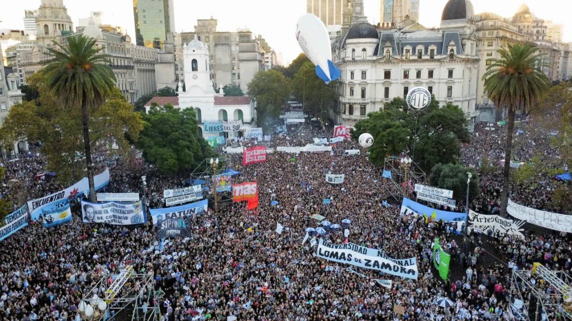 EN PLAZA DE MAYO. Enorme marcha en defensa de la universidad pública. (Foto: NA)